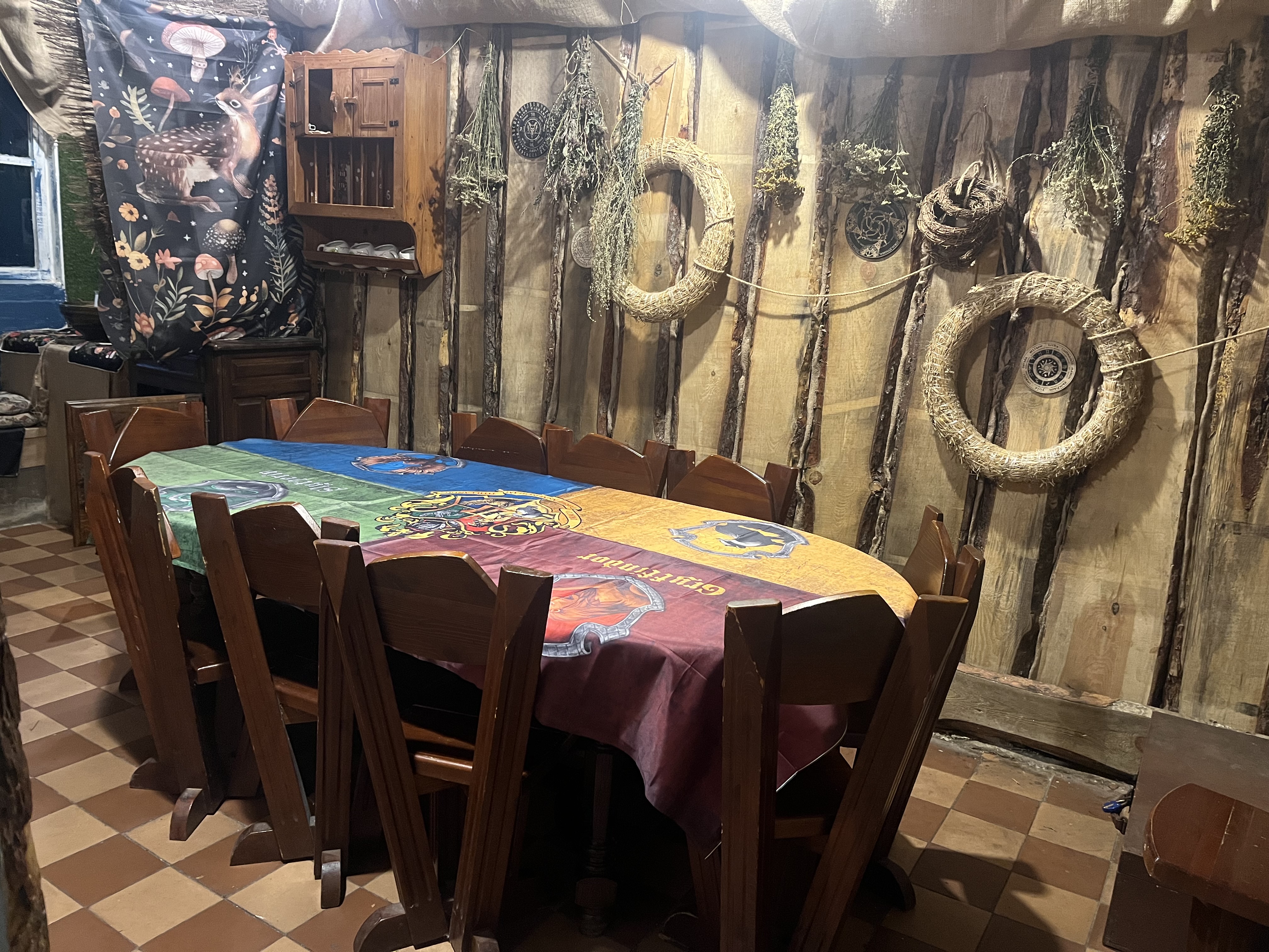 Banketu zāle — galds un krēsli